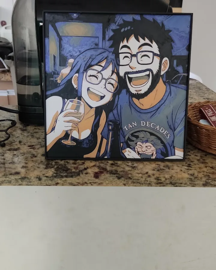 Retrato de um casal em estilo anime impresso em 3D em camadas, dentro de moldura